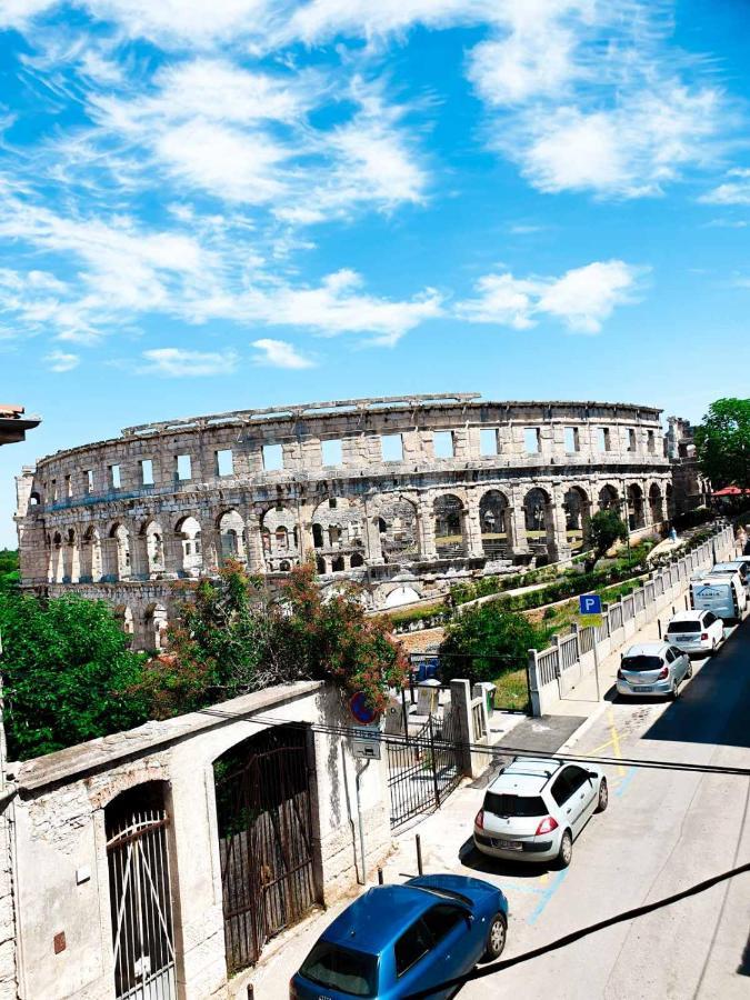 Appartement Apartament Colosseum view à Pula Extérieur photo